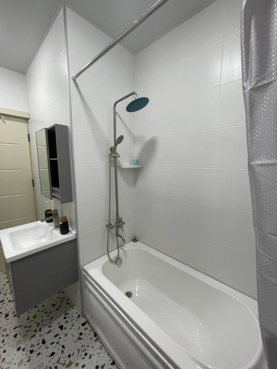 Guest House Nima 쿠타이시 외부 사진